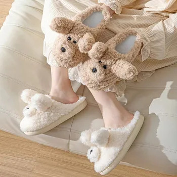 Кафяво-бели Топли зимни обувки на пода в спалнята, в хола на дома, прекрасен плюшен обувки за прекрасната кучета за жени и момичета
