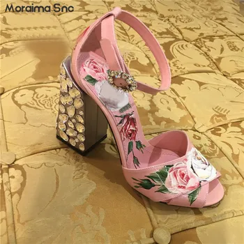 Розови кожени сандали в едно цвете с цветен принтом, перекрещивающийся каишка, скъпоценен камък, Сандали на високи токчета, модни дамски обувки с катарама от планински кристал