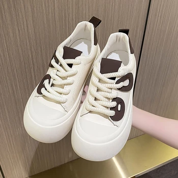 2023 Новата есенна универсална спортни обувки за жени, Корейската мода ежедневни студентски бели обувки на платформа с ниско берцем, ежедневни дамски обувки