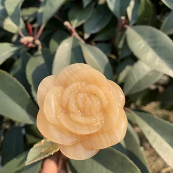 Розата с конец от естествен злато и замръзнал камък като подарък за любим човек