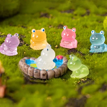 10шт Мини-флуоресцентно украшение във формата на малка жаба, цветни миниатюрни фигурки, Малка жаба, смола с ръчно изработени, декор за вашия работен плот на микро-кукла къща